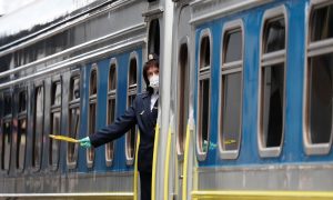 В «Укрзализныце» пояснили, как будут эвакуировать украинцев из «красных зон»: список поездов