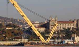 Фото: крупнейший в Европе кран прибыл на строительство моста в Запорожье