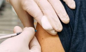 Антивакцинатори поширюють новий фейк про щеплення від коронавірусу