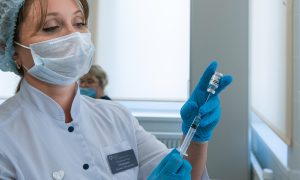 Глава правительства распорядился разобраться с подпольной вакцинацией от COVID-19