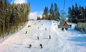 Жители Закарпатья перекрыли известный горнолыжный курорт