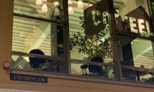 В Нидерландах прошли массовые протесты против карантина: люди громили магазины и дрались с полицией