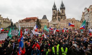 В центре Праги несколько тысяч человек протестовали против коронавирусных ограничений