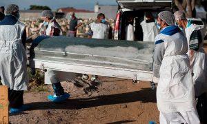 Ученые выяснили, чем опасен южноафриканский штамм коронавируса