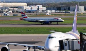 Великобритания закрыла самый загруженный в мире авиамаршрут из-за нового штамма коронавируса