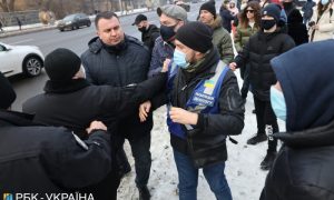 Фото, видео: участники тарифного протеста устроили потасовку под Офисом президента