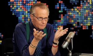 В Лос-Анджелесе от коронавируса скончался легендарный ведущий Ларри Кинг