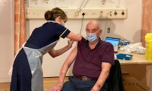 Первую COVID-вакцину от AstraZeneca получил 82-летний британец