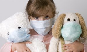 Симптомы коронавируса стали все чаще проявляться у больных детей