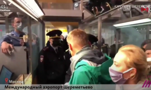 Фото, видео: Навального задержали во время прохождения паспортного контроля