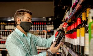 Это пища: Степанов объяснил, почему разрешена продажа алкоголя во время локдауна