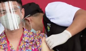 В Индонезии блогеров одними из первых вакцинировали от COVID-19 — чтобы те призвали молодежь не бояться прививок