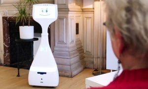 Робот в помощь: французская компания представила машину для пожилых людей (видео)