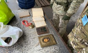 Фото: украинец пытался провезти в ОРЛО старинные предметы XIX века