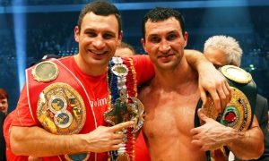 Со значительным перевесом: британские боксеры определили, кто победил бы в бою братьев Кличко