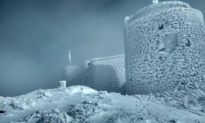 Фото, видео: в Карпатах бушует метель и ожидаются лавины