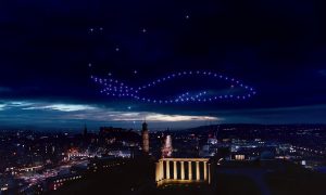 Видео: в Шотландии встретили Новый год световым шоу дронов