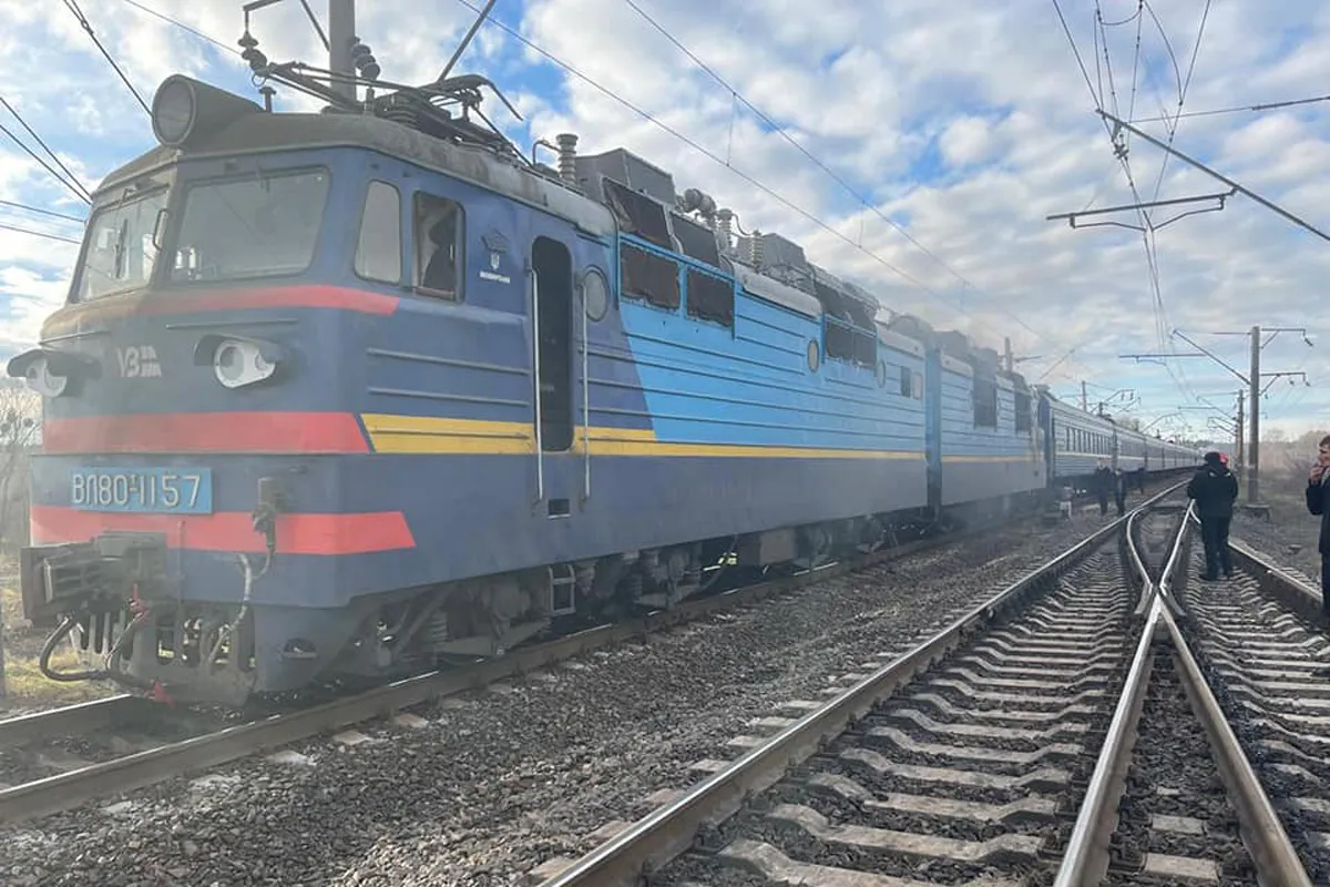 Фото: на Рівненщині потяг переїхав автомобіль, є загиблі