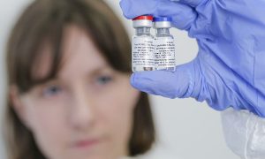 В России привитым антикоронавирусной вакциной Sputnik V выдают паспорта