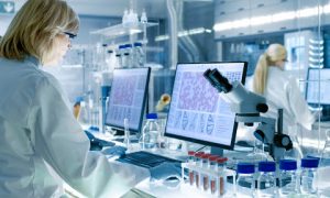 Работники лабораторий, тестирующих на COVID-19, начнут получать доплаты: закон вступил в силу