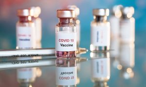 В Минздраве рассказали, когда COVID-вакцина появится в аптеках