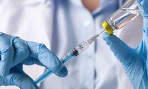 В Еврокомиссии поставили ультиматум производителю вакцины AstraZeneca: что случилось