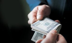 Фото: полицейский требовал крупную взятку за закрытие уголовного дела