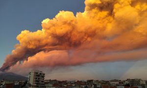 Облака дыма и пепла: на Сицилии извергается вулкан Этна (фоторепортаж, видео)