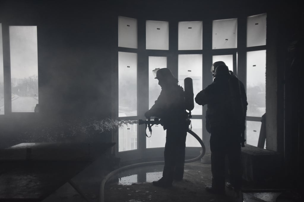 Фото: в Одессе загорелась новостройка, есть погибший