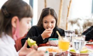 Фото: первая леди продегустировали обновленное школьное меню