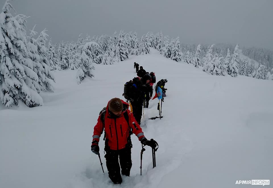 Фото: военные ВСУ и НАТО вместе отправились в путешествие зимними Карпатами