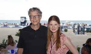 Дочь Билла Гейтса вакцинировалась против COVID-19 и пожаловалась на отсутствие чипа от отца