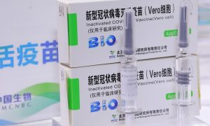 Венгрия начала первой в ЕС прививать китайской COVID-вакциной