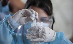 Вакцина Pfizer может «справиться» с новыми штаммами коронавируса