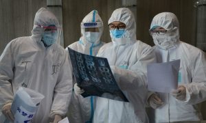 Первая вспышка COVID-19 в Китае могла быть намного больше, а вирус уже имел 13 штаммов - ВОЗ