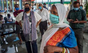 В Індії тисячі людей стали учасниками тесту, думаючи що отримують COVID-вакцину