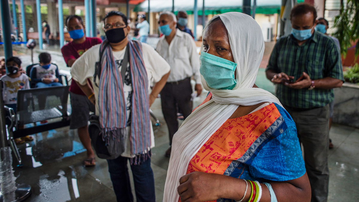 В Індії тисячі людей стали учасниками тесту, думаючи що отримують COVID-вакцину