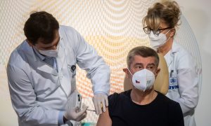 Для вакцинации 75% населения мира надо более пяти лет - Bloomberg