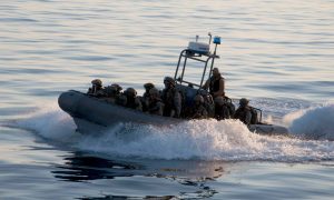 Фото: военным морякам передали скоростные катера из США