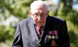 100-летний ветеран из Британии, который собрал миллионы фунтов для медиков, попал в больницу с COVID