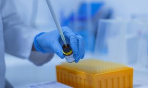 Британские ученые обнаружили опасные последствия лечения COVID-19 антителами