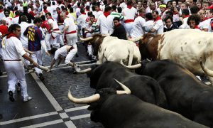 Испания второй год подряд отменяет знаменитый забег быков в Памплоне
