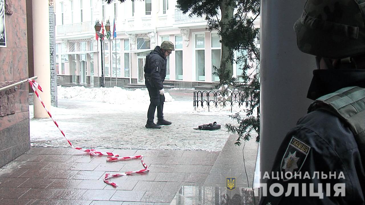 Фото, видео: в Виннице мужчина угрожал взорвать магазин