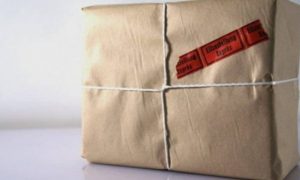 Фото: в зарубежной бандероли вместо бижутерии нашли настоящую «ювелирку»