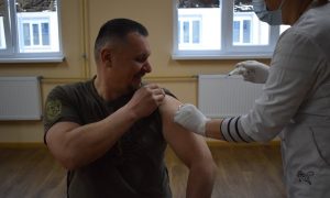 В Украине началась вакцинация бойцов ВСУ за пределами ООС: кто получил первую прививку