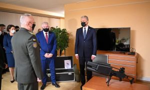 Литовский президент привез Украине оружейный подарок (фото)