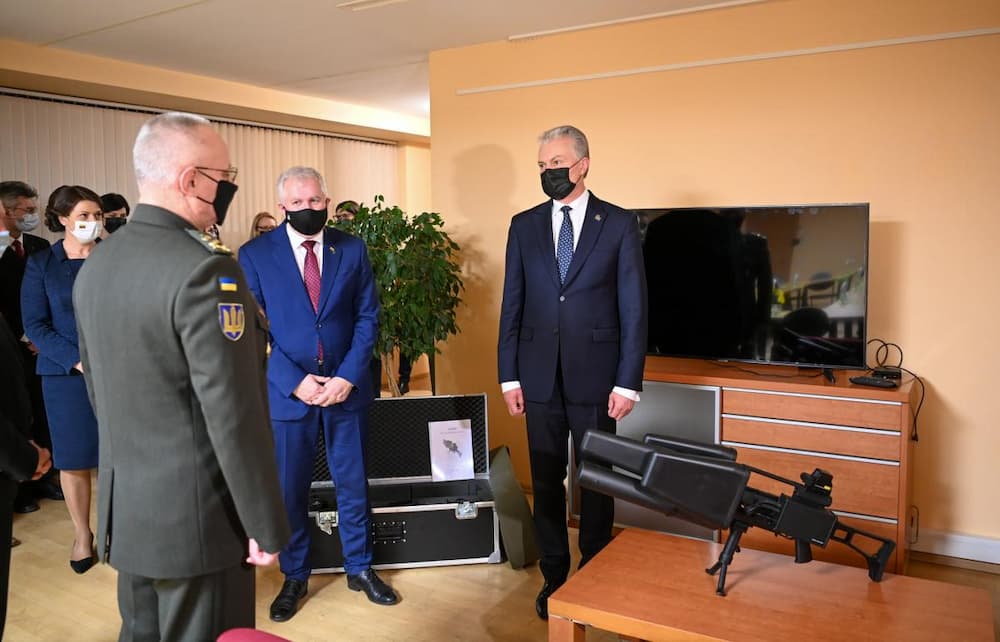 Литовский президент привез Украине оружейный подарок (фото)