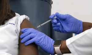 Аляска стала первым американским штатом, где разрешили вакцинацию от коронавируса с 16 лет