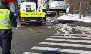 Фото: очередной «слуга народа» нарушил правила ПДД, авто забрал эвакуатор