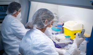 Во Франции зафиксировали штамм COVID-19, который, вероятно, может уменьшить чувствительность к вакцинам